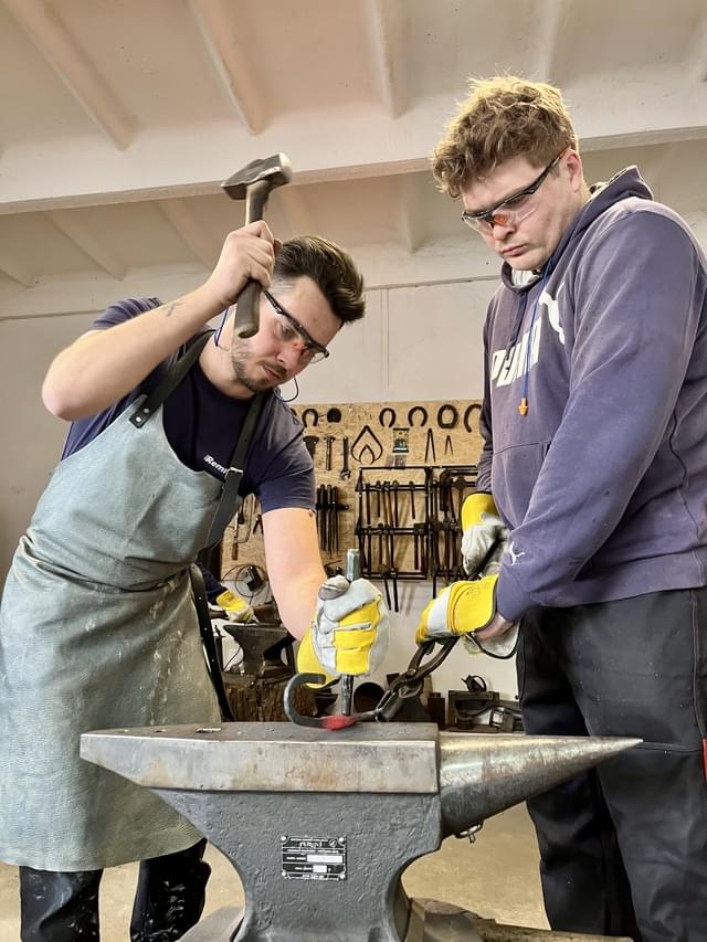 Praca w trakcie warsztatów kowalskich w Kuźnia Billert